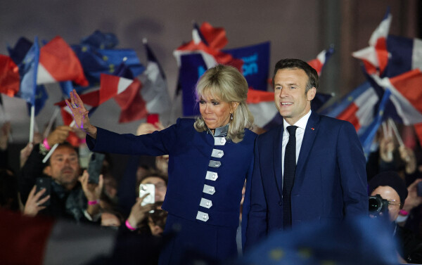 Vidéo Brigitte Macron accusée d être un homme Macron blessé dans son