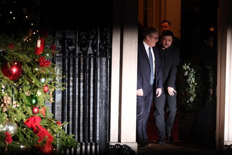 من اليمين قادة فرنسا وأوكرانيا وبريطانيا وألمانيا