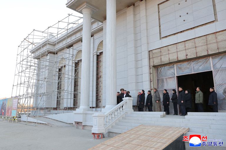 كيم وابنته يزرعان شجرة