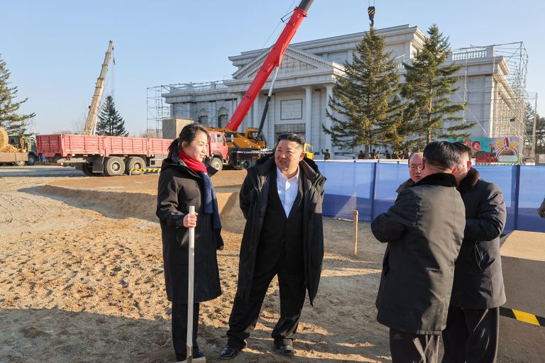 كيم وابنته يزرعان شجرة