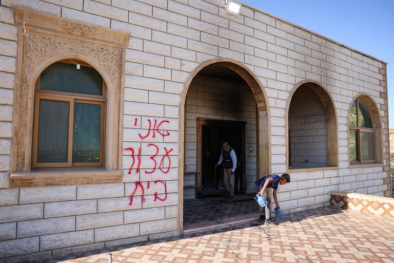 النار تمتد إلى دور العبادة.. مستوطنون يحرقون مسجدا جنوب الضفة (صور) - صورة 2