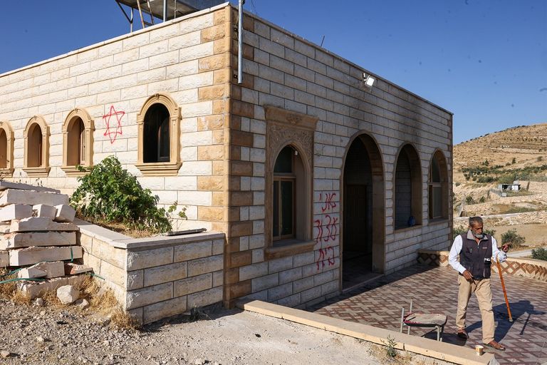 النار تمتد إلى دور العبادة.. مستوطنون يحرقون مسجدا جنوب الضفة (صور) - صورة 3