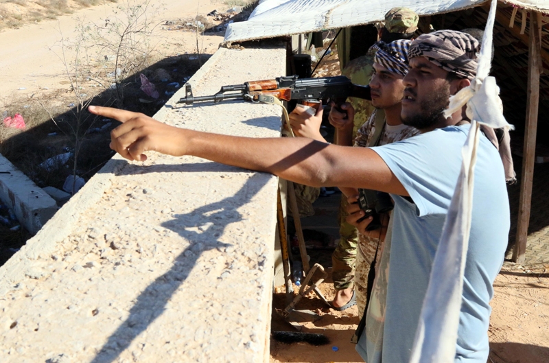 عنصران من القوات الليبية - أ ف ب 