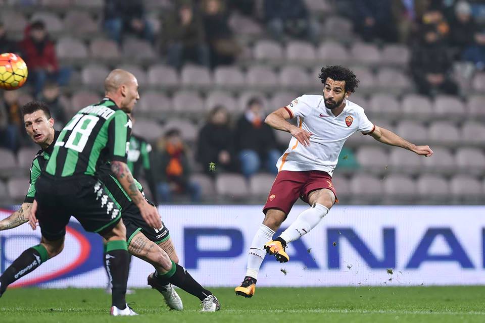 المصري محمد صلاح لاعب روما الإيطالي لحظة تسجيل الهدف
