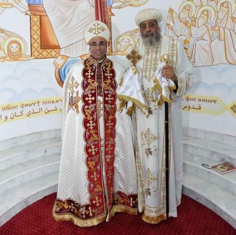 البابا تواضروس مع القس الجديد