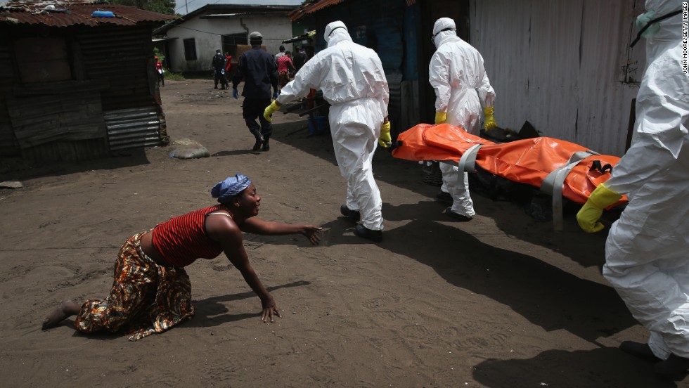 أحد السيدات تبكي أحد أقاربها والذي توفى جراء الإصابة بفيروس الإيبولا