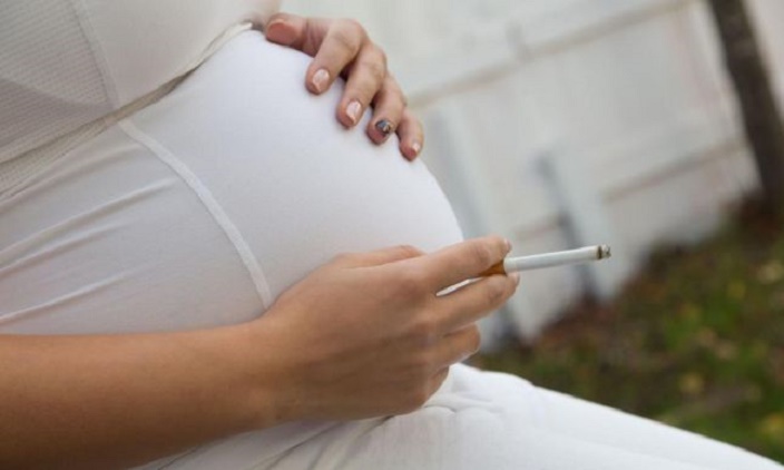 تدخين السيدة الحامل خطر على صحة الطفل