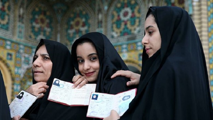 ناخبات إيرانيات يدلين بأصواتهن خلال الانتخابات الرئاسية الأخيرة