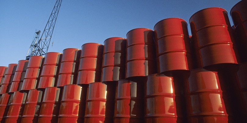 أسعار النفط تواجه مخاوف تخمة المعروض