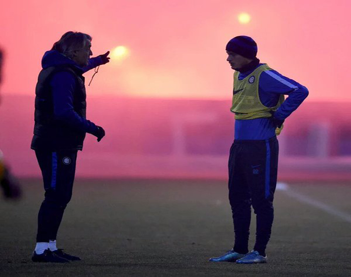 المدرب مانشيني وسط الشماريخ