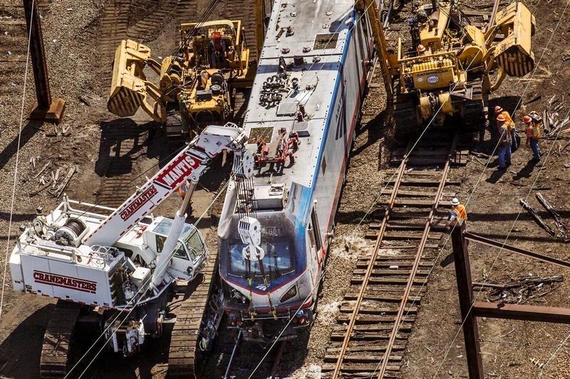 القطار اصطدم بحفار في فيلادلفيا