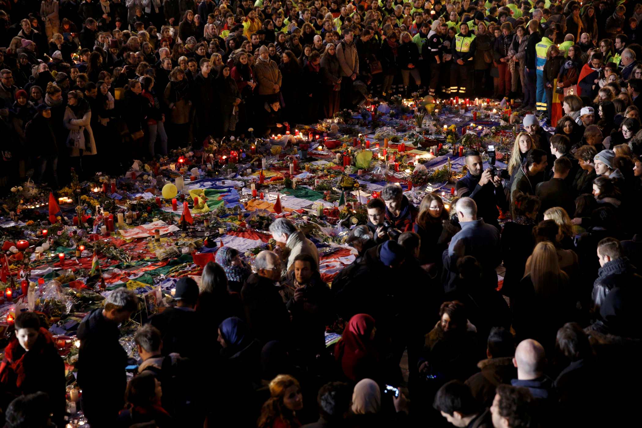 رافضون للهجمات الإرهابية ببروكسل أثناء تأبين ضحايا التفجيرات