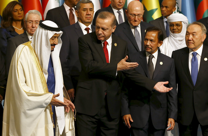 الرئيس التركي رجب طيب أردوغان خلال استقباله خادم الحرميين أثناء القمة الإسلامية في اسطنبول