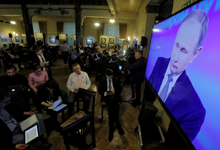 بوتين، خلال حواره السنوي المباشر مع الروس الذي تبثه القنوات الروسية (رويترز)
