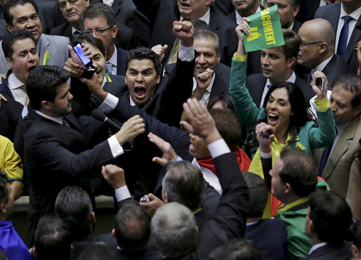 أعضاء مجلس النواب البرازيلي يحتفلون بقرب الحصول على الأصوات اللازمة لمساءلة روسيف