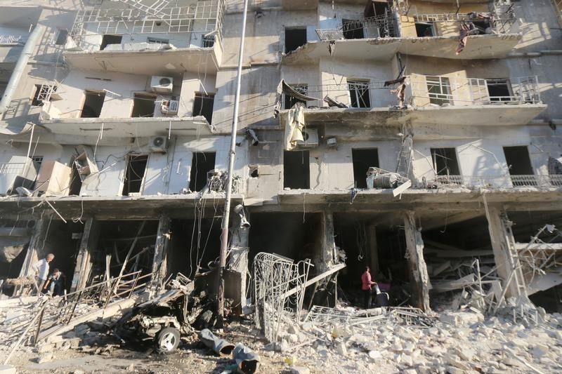 أحد المناطق المهدمة في حلب نتيجة القصف الجوي للقوات السورية - رويترز