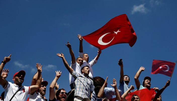 أتراك مؤيدون لأردوغان يتظاهرون في اسطنبول