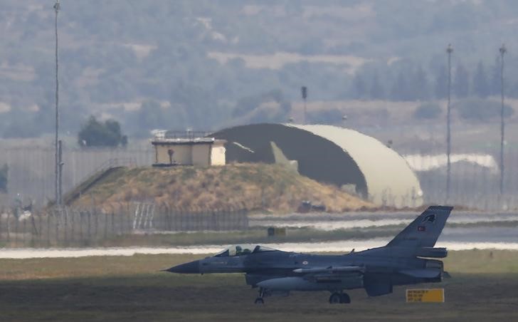 طائرة مقاتلة من طراز اف-16 تقلع من قاعدة جوية في جنوب تركيا - رويترز