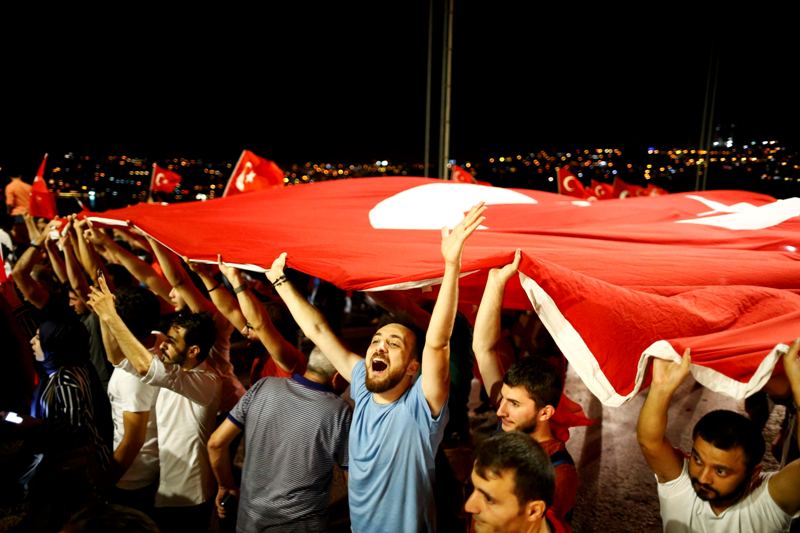 متظاهرون مؤيدون لأردوغان في شوارع إسطنبول