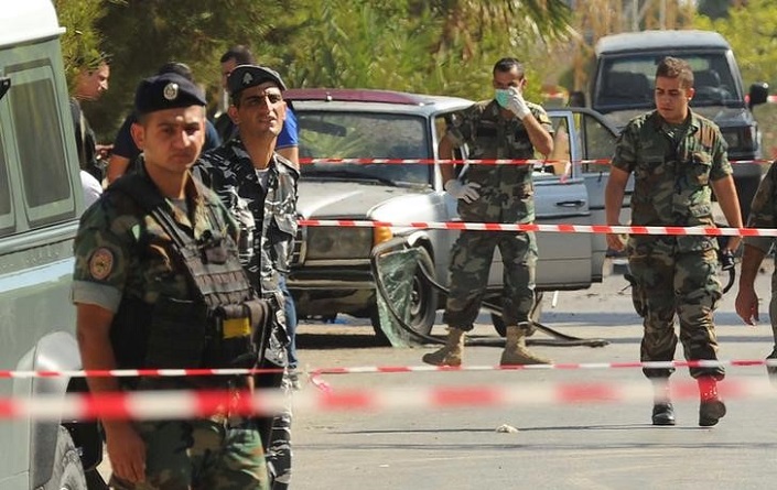 جنود من الجيش والشرطة في لبنان يقومون بتأمين منطقة شهدت هجوما انتحاريا في سهل البقاع (أرشيفية)