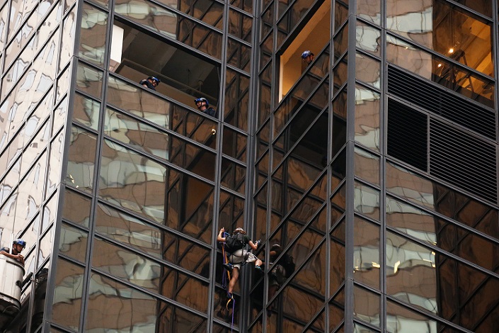 الرجل تسلق جزءًا من برج ترامب قبل القبض عليه