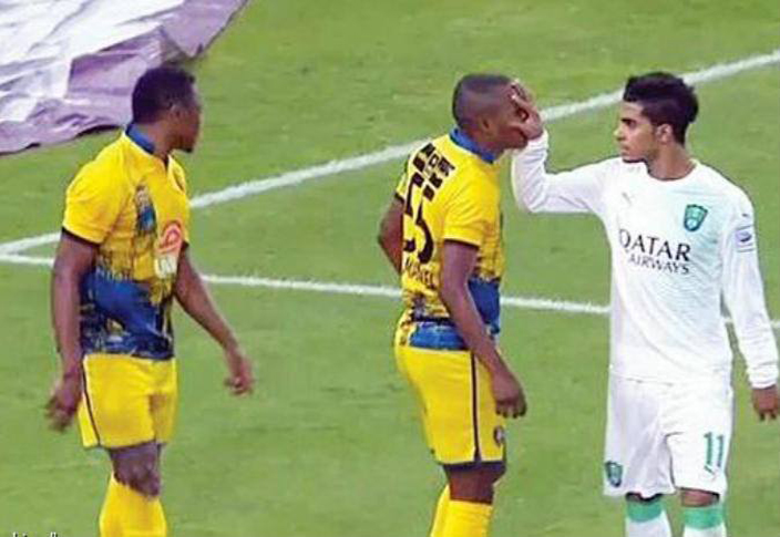 حسين المقهوي لاعب وسط الأهلي السعودي