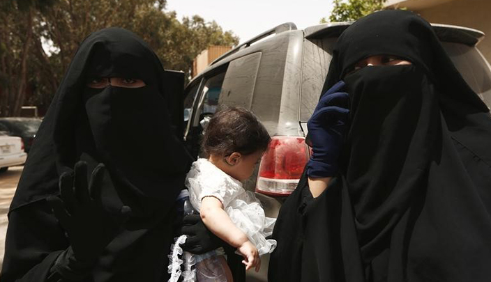 وحيدة (28 عاما) في يمين الصورة زوجة عز الدين زياني الذي قتل في ضربة أمريكية في ليبيا تستمع إلى غفران (18 عاما)