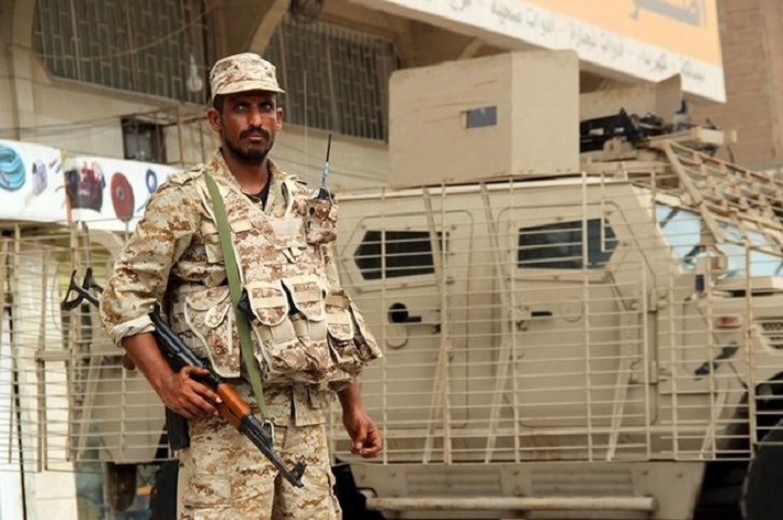 أحد عناصر قوات الشرعية اليمنية
