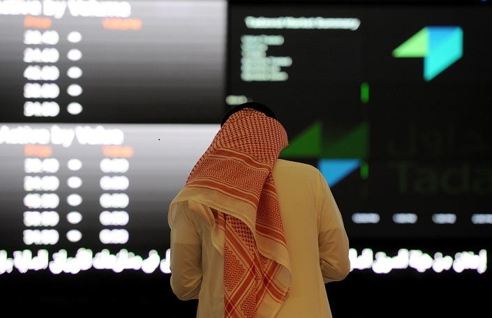 متعامل في البورصة السعودية (أ ف ب)