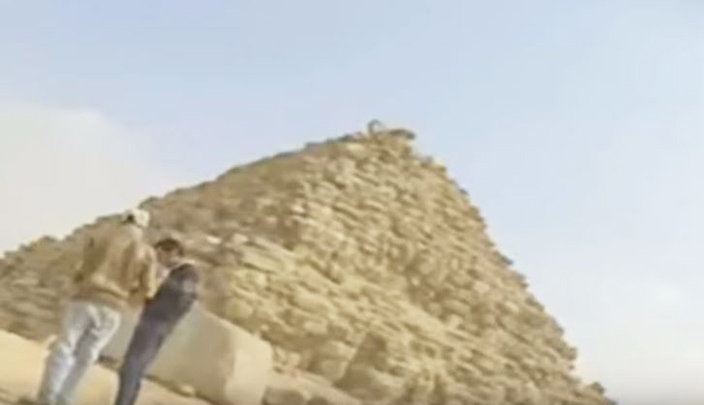الصحفي أثناء شراء الحجارة