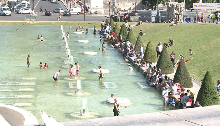 بلغت درجات الحرارة القصوى في باريس 38 درجة مئوية.