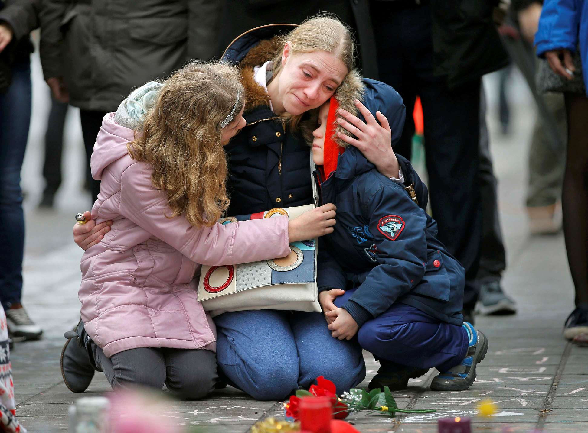 سيدة تبكي ضحايا بروكسل أثناء تأبينهم - رويترز