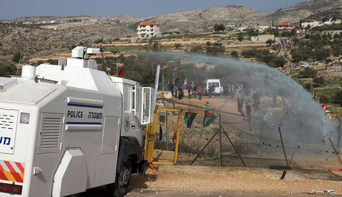 سيارات الاحتلال تطلق خليط الظربان على الفلسطينيين