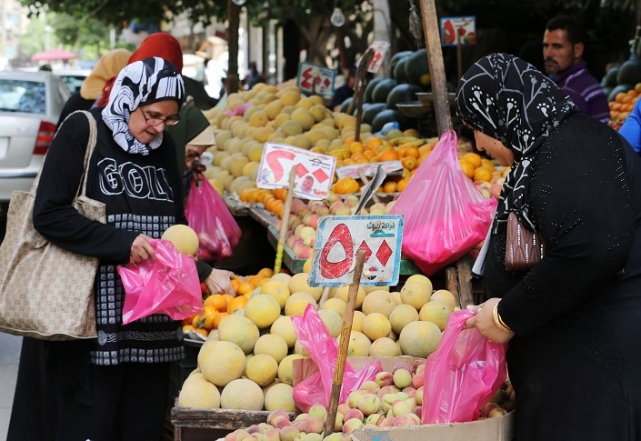 سيدة مصرية في سوق شعبي بالقاهرة (رويترز)