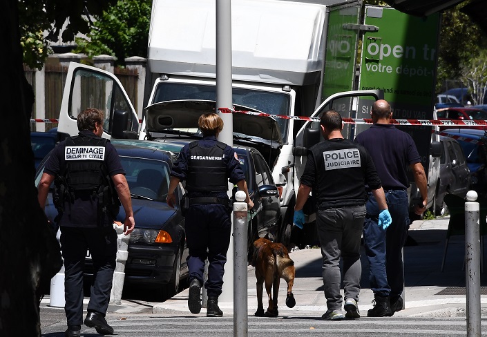 عناصر الشرطة الفرنسية في شوارع نيس (أ ف ب)