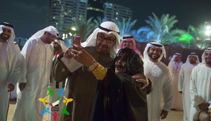 ولي عهد أبوظبي استجاب لرغبة مسنة في التقاط صورة معه
