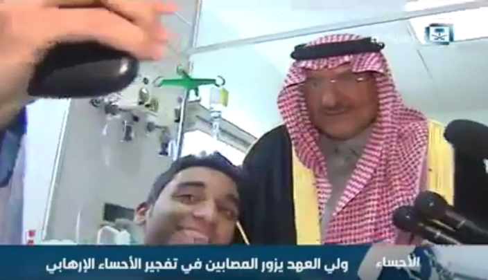 ولي العهد مع الشاب المصاب