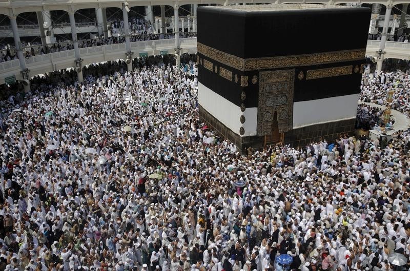 مطوفون يطوفون حول الكعبة