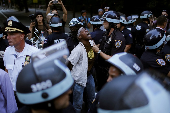 احتجاجات سابقة على قتل الشرطة لرجلين من السود