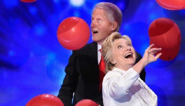بيل وهيلاري كلينتون يشاهدان البالونات للمرة الأولى