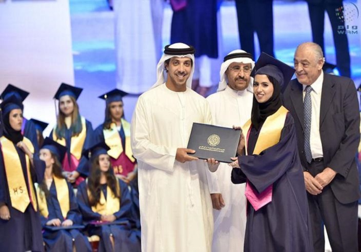 الشيخ منصور بن زايد يكرم طالبة بالمدرسة الأمريكية الدولية