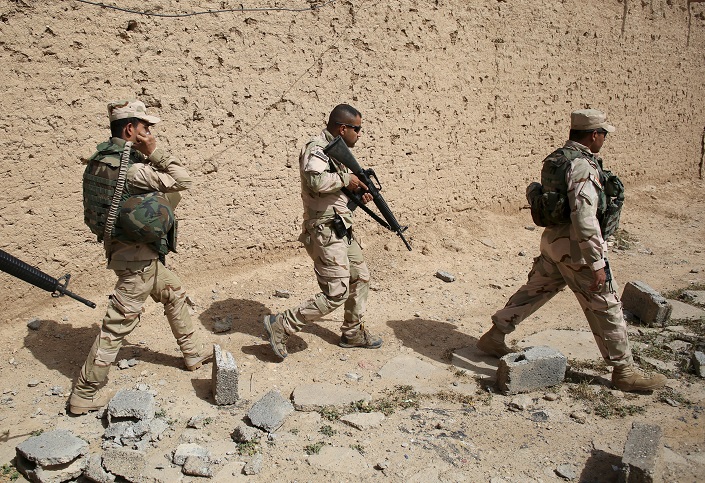 جنود عراقيون يقومون بتطهير أحدى المناطق قرب الأنبار (رويترز)