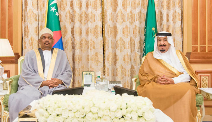 الملك سلمان بن عبدالعزيز خلال لقائه رئيس جمهورية القمر المتحدة