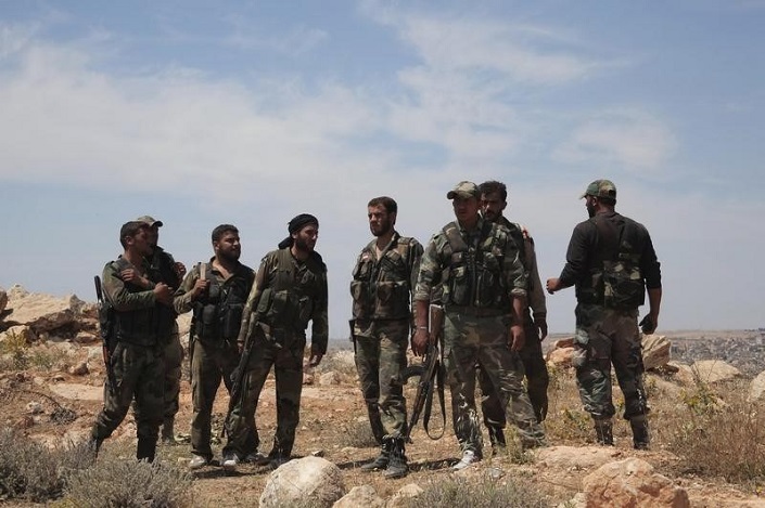 جنود من الجيش السوري في حلب (رويترز)