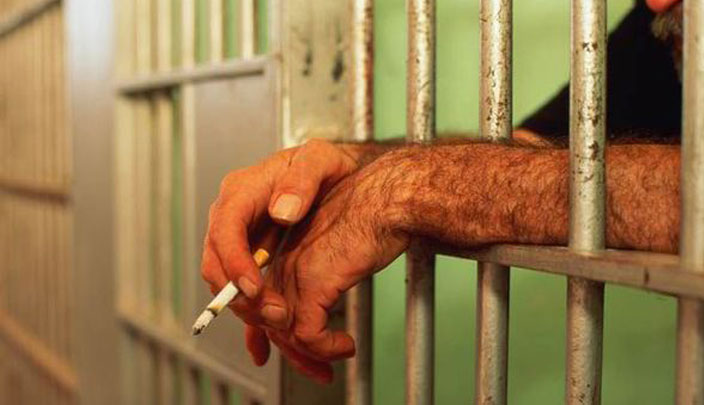حظر التدخين في السجون 