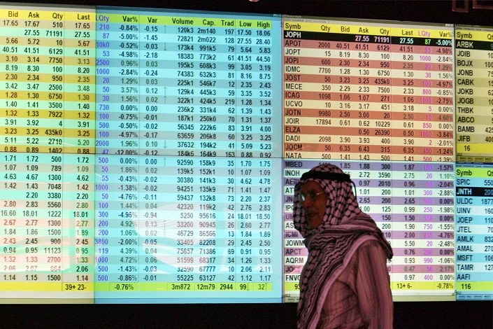صورة أرشيفية لمتعامل في البورصة الأردنية (أ ف ب)