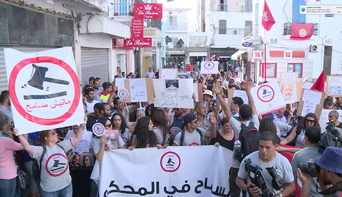 تظاهر الإثنين الماضي مئات التونسيين في شارع الحبيب بورقيبة وسط العاصمة تونس