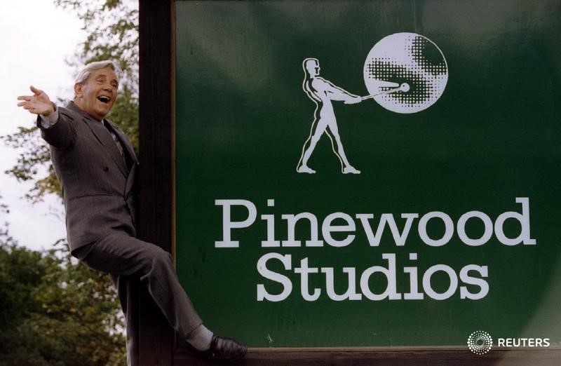الممثل الكوميدي نورمان ويزدوم يتسلق لافتة لاستديوهات باينوود