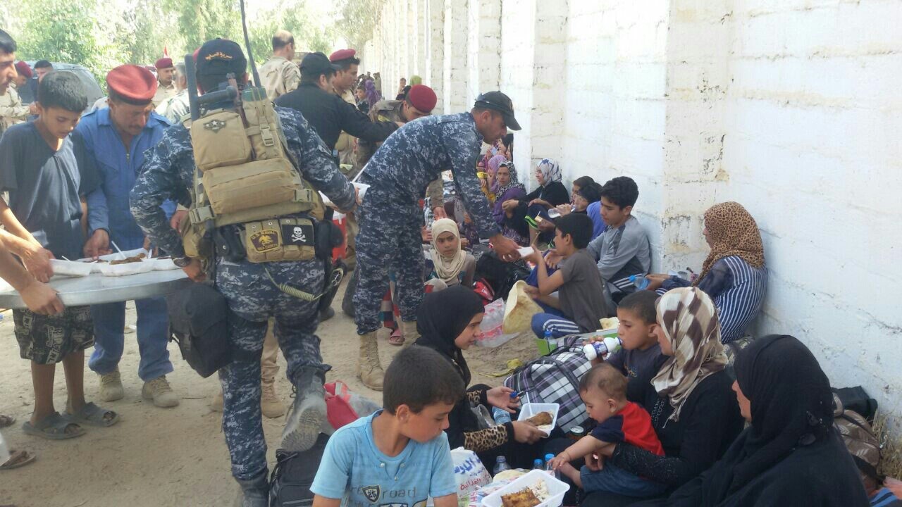 القوات العراقية تساعد في إخلاء مدنيين من الفلوجة
