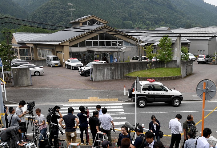 الصحفيون يتجمون خاج مركز الرعاية جنوب غربي طوكيو